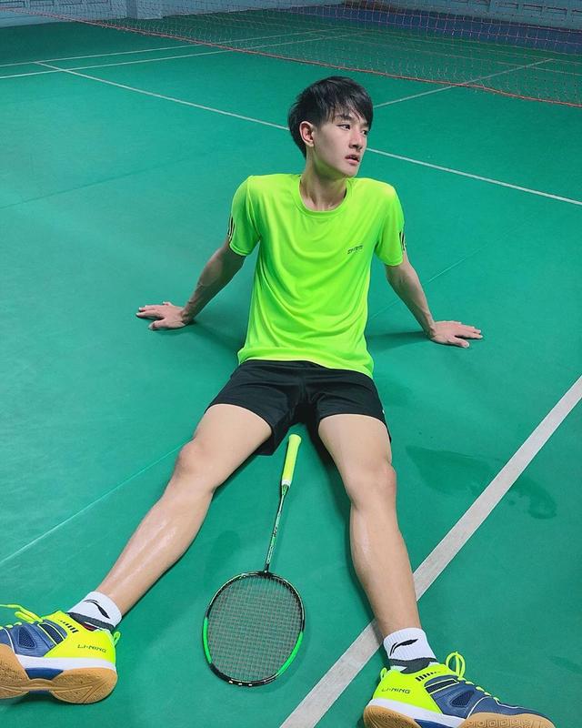 爱打羽毛球，身材修长的薄肌泰国小生